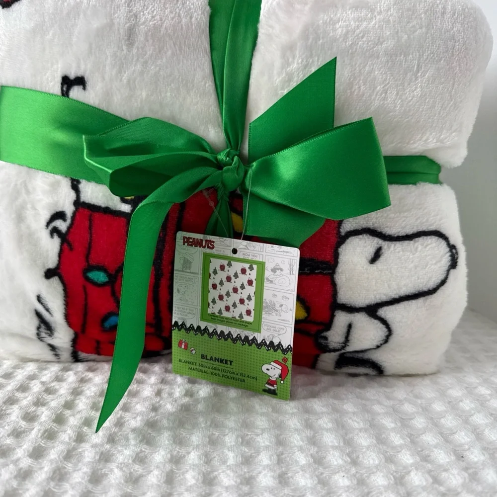 Peanuts White, Red & Green Holiday Throw Blanket